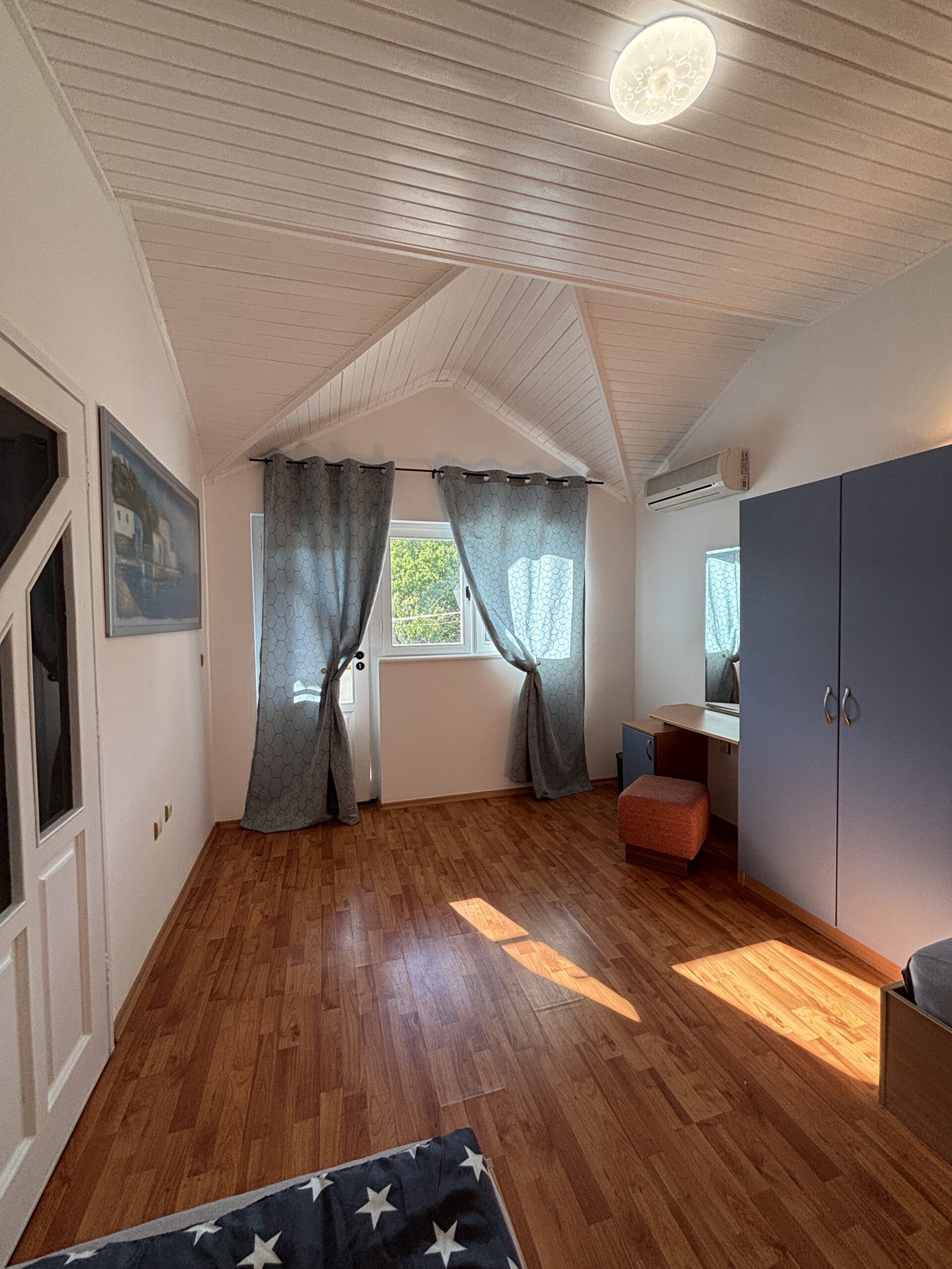 Schlafzimmer 3 II