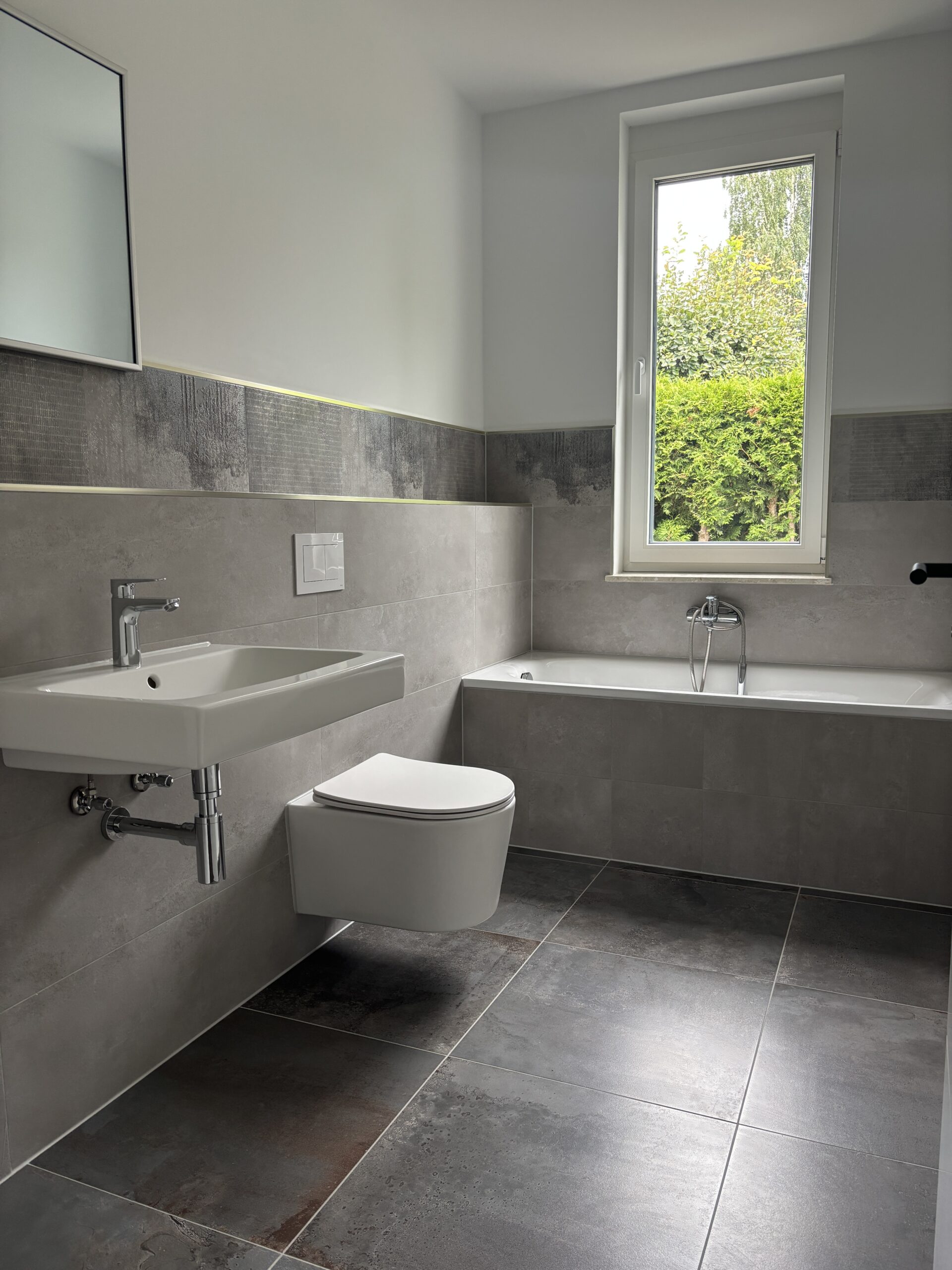 Kleines Bad mit Badewanne
